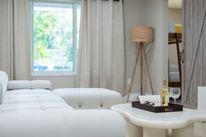 5 habitaciones, escritorio y tabla de planchar con plancha 