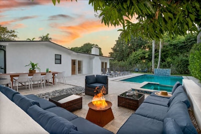 LUXE Villa, Heated Pool, Basketball Court, Pire Pit, GAMES