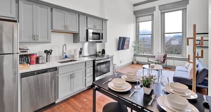 Near Hospitals & DT ~ Nice+Parking+W/D+YUM Center