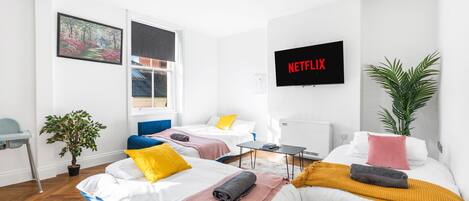 2 عدّة غرف نوم ومكواة/لوح كي وواي فاي مجانًا وملاءات أسرّة