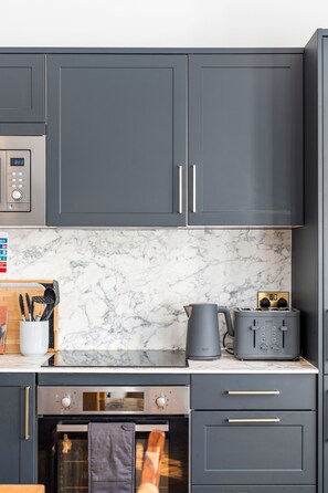 Kühlschrank, Mikrowelle, Ofen, Herdplatte