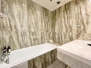 Hair dryer, towels - Large 1BR Apartment in the Heart of London (Greater London)