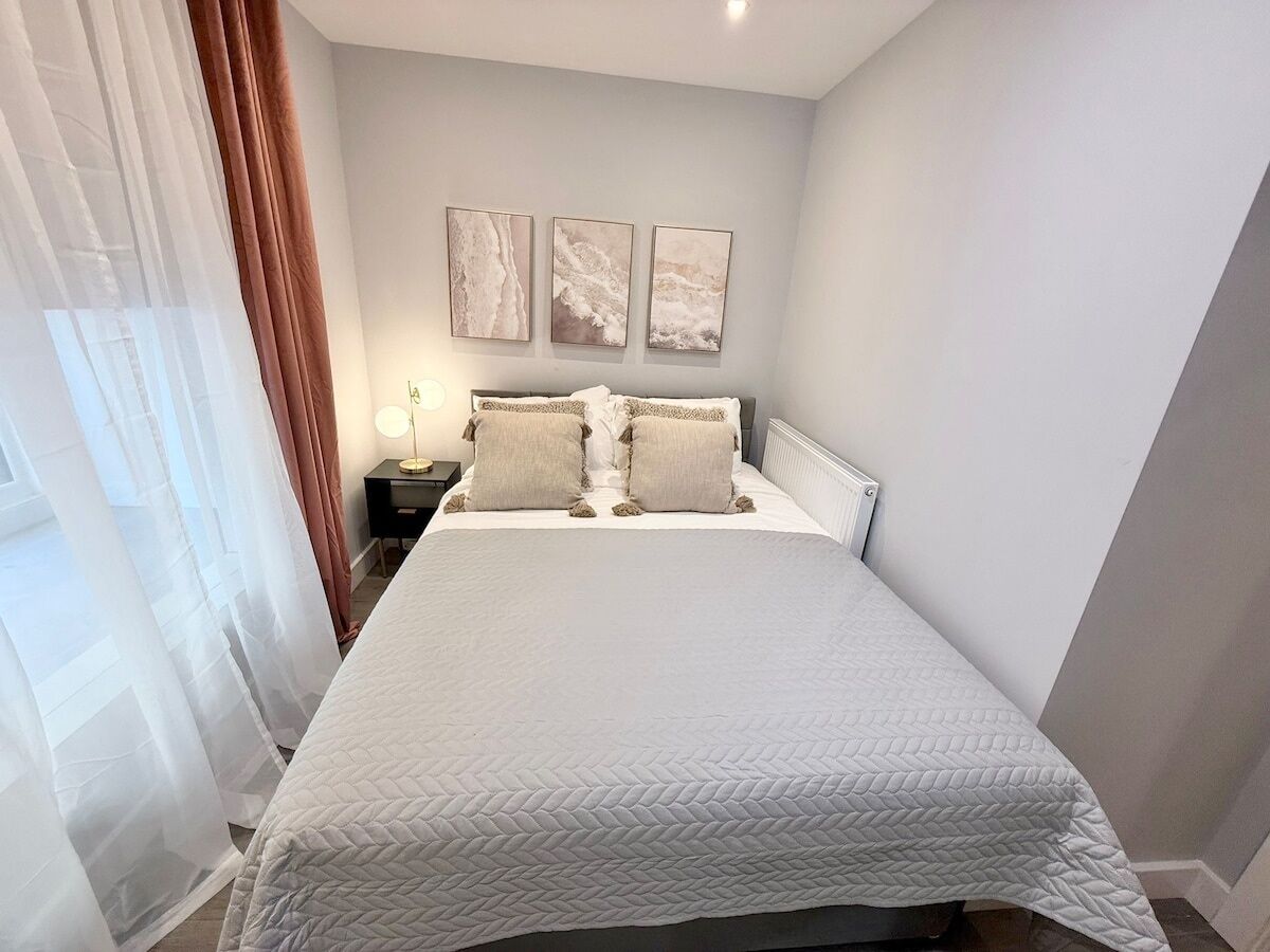 Iron/ironing board, Internet, bed sheets