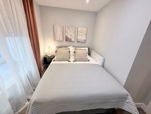 Iron/ironing board, internet, bed sheets