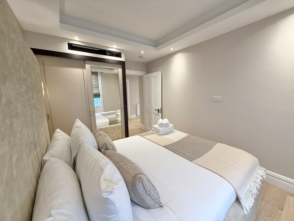 3 habitaciones, tabla de planchar con plancha, internet y ropa de cama 