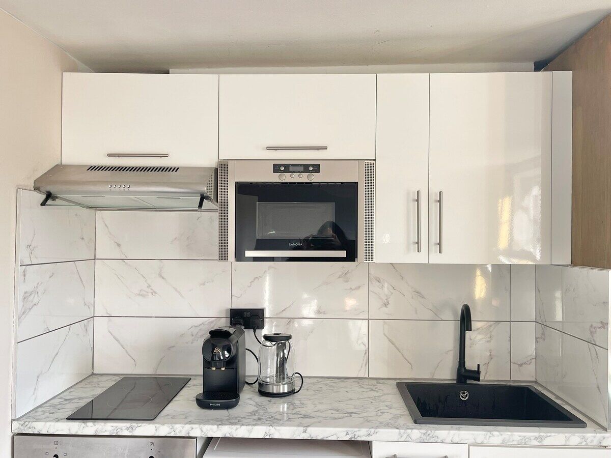 Coffee/tea maker, fridge, microwave, oven
