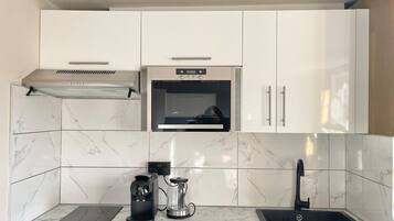 Coffee/tea maker, fridge, microwave, oven