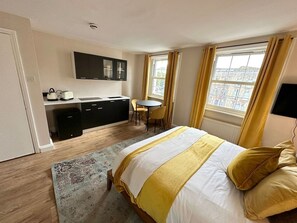 1 makuuhuone, silitysrauta/-lauta, internet, vuodevaatteet