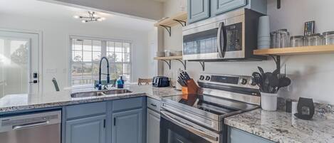 Kylskåp, mikrovågsugn, ugn och spishäll