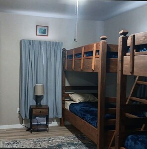2 quartos, ferros/tábuas de passar roupa, Wi-Fi, roupa de cama