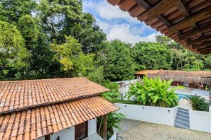 Comfort-Dreibettzimmer, Balkon, Blick auf den Innenhof | Außenbereich
