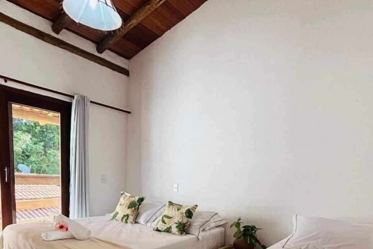 Kolmen hengen comfort-huone, parveke, näköala pihalle | Ilmainen Wi-Fi