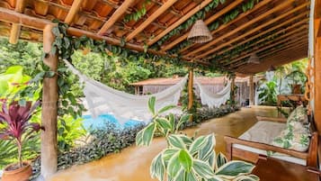 Ulkouima-allas, aurinkotuoleja