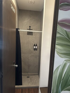 Haartrockner, Handtücher, Seife, Shampoo