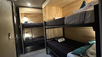 Dormitorio compartido | Cortinas opacas, tabla de planchar con plancha, wifi gratis