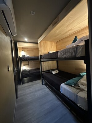 Cortinas blackout, tabla de planchar con plancha y wifi gratis 