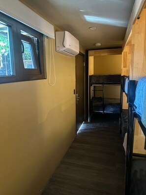 Dortoir partagé | Rideaux d’obscurcissement, fer et planche à repasser