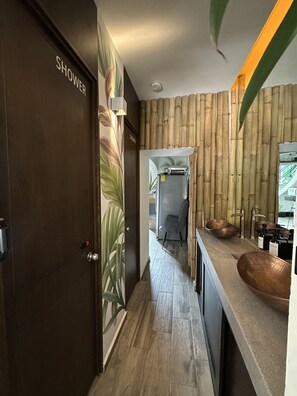 Hair dryer, towels, soap, shampoo - LA SELVA HOSTEL (Mexico City)