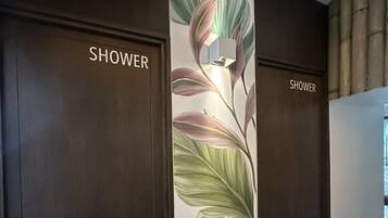 Secador de pelo, toallas, jabón y champú