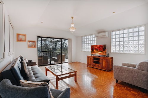 Restful Canberra Retreat in Spacious Terrace Home