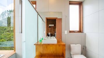 Basic Cabin | Bathroom