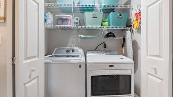 Apartamento, varias camas, patio (No Plans Paradise) | Lavandería