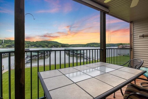 Relaxing Lakefront Condo w/ 2 Heated Pools, Boat Ramp & Slip, Near Golf & Parks