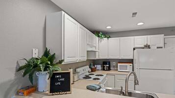 LÀgenhet - flera sÀngar - tillgÄng till pool (Peaceful Serenity) | Eget kök