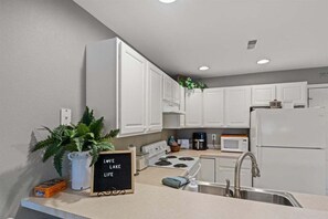 Leilighet, flere senger, adgang til basseng (Peaceful Serenity) | Eget kjøkken