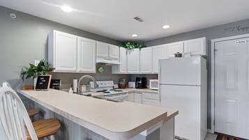 Condo, várias camas, acesso à piscina (Peaceful Serenity) | Cozinha privada