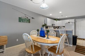 Apartamento, varias camas, acceso a la piscina (Peaceful Serenity) | 2 dormitorios, decoración individual, mobiliario individual