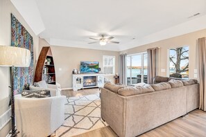 Hus - flera sängar - uteplats (Living the Dream at Hickory Cove) | Vardagsrum