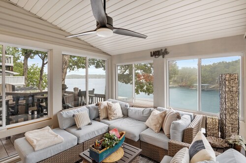 Captivating Views, Amazing Design and Lake Living