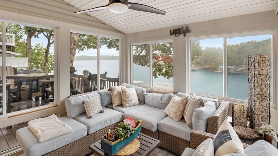 Captivating Views, Amazing Design and Lake Living