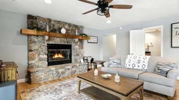 Casa, varias camas, patio (Barberton Bay Retreat) | Área de sala de estar