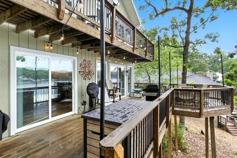Garage Parking, Slide, Kayaks & Fun at 10mm - Lake of the Ozarks, MO