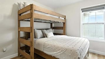 House, Multiple Beds, Patio (Barberton Bay Retreat) | 3 bedrooms, individually decorated, individually furnished, bed sheets