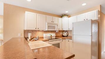 Apartment, Mehrere Betten, Terrasse (Tranquility Shores) | Eigene Küche