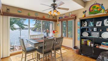 Hus - flere senge - terrasse (Rhondi's Retreat) | 4 soveværelser, individuelt design, individuel indretning, sengetøj