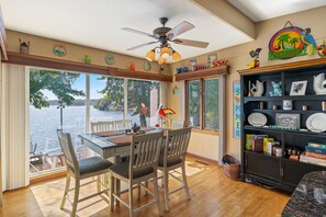 Nhà, nhiều giường, sân hiên (Rhondi's Retreat) | 4 phòng ngủ, trang trí khác biệt 