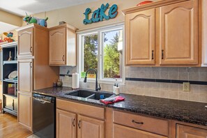 Nhà, nhiều giường, sân hiên (Rhondi's Retreat) | Bếp riêng