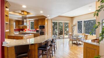 Nhà, nhiều giường, bồn tắm nước nóng (Sunset Oasis) | Bếp riêng