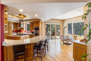 Nhà, nhiều giường, bồn tắm nước nóng (Sunset Oasis) | Bếp riêng