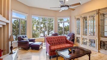 House, Multiple Beds, Hot Tub (Sunset Oasis) | Living area