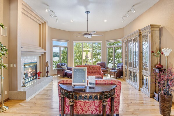 House, Multiple Beds, Hot Tub (Sunset Oasis) | Living area
