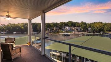 Condo, várias camas, sacada (Koko Escapes) | Vista do quarto