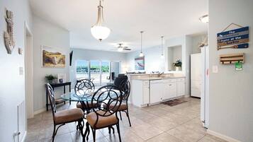 Condo, várias camas, varanda (Island Oasis) | 3 quartos, individualmente decorados, individualmente mobiliados