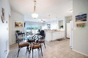 公寓式客房, 多张床, 露台 (Island Oasis) | 3 多间卧室、特色装修、特色家居、床单