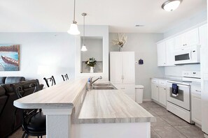 Apartment, Mehrere Betten, Terrasse (Island Oasis) | Eigene Küche