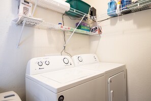 公寓式客房, 多张床, 露台 (Island Oasis) | 洗衣